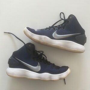 Women’s Nike  Hyperdunk  Basketball Shoe. Size Women’s 8.5